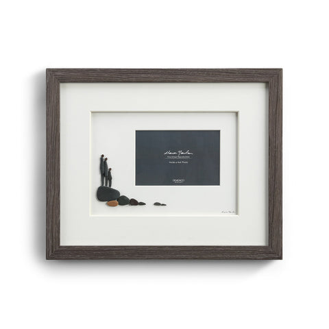 The Sharon Nowlan Three of Us Photo Frame by Demdaco is crafted using materials inspired by the shores of Nova Scotia, it features delicate line work throughout for a stunning appearance.